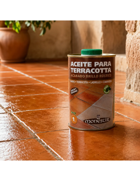 Aceite para Terracota Brillo Monestir sobre suelo de terracota con acabado brillante