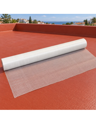Rollo de malla de fibra de vidrio parcialmente desplegado sobre una terraza impermeabilizada en rojo teja