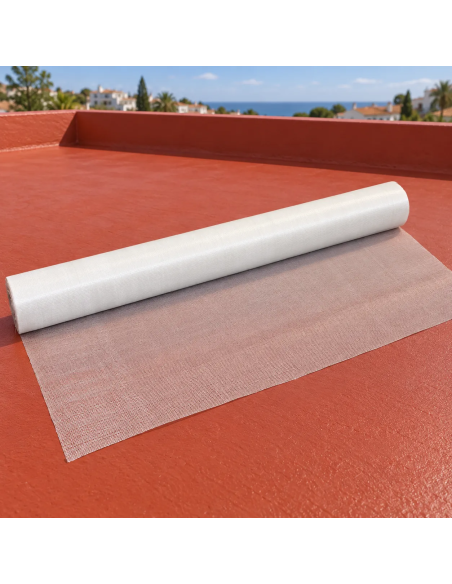 Rollo de malla de fibra de vidrio parcialmente desplegado sobre una terraza impermeabilizada en rojo teja