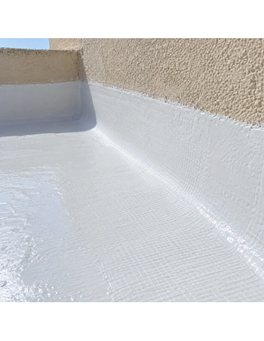 Refuerzo con malla de fibra de vidrio e impermeabilizante blanco en el encuentro entre suelo y pared