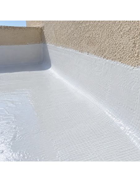 Refuerzo con malla de fibra de vidrio e impermeabilizante blanco en el encuentro entre suelo y pared