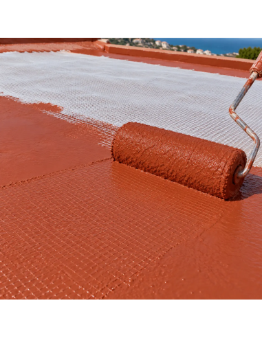 Aplicación con rodillo de impermeabilizante rojo teja sobre malla de fibra de vidrio en azotea