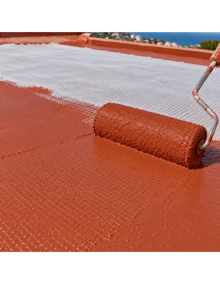 Aplicación con rodillo de impermeabilizante rojo teja sobre malla de fibra de vidrio en azotea