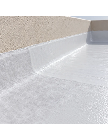Velo de fibra de vidrio integrado en impermeabilizante blanco en encuentro de suelo y pared