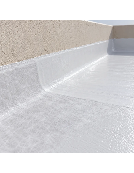 Velo de fibra de vidrio integrado en impermeabilizante blanco en encuentro de suelo y pared
