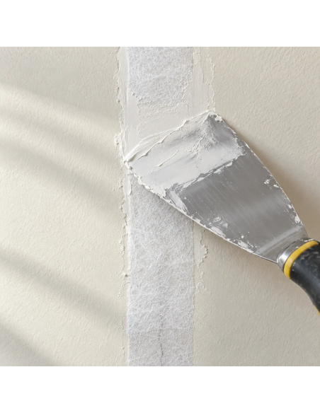 Reparación de grieta en pared con venda de velo de fibra de vidrio y masilla