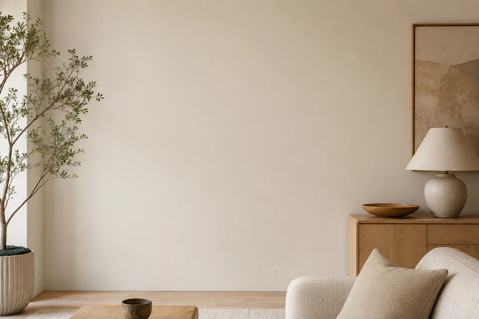 Detalle de pared en tono beige suave con acabado mate sin reflejos